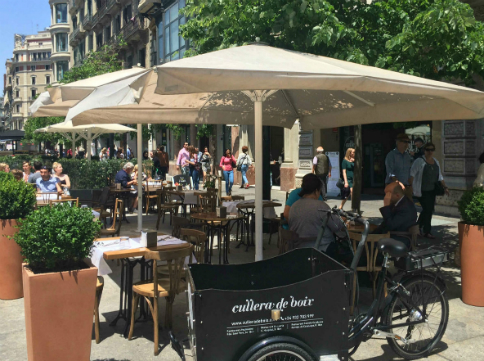 La terraza es ideal para comer una paella en la rambla de Cataluña, en Barcelona
