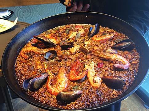 El restaurante Cullera de Boix ofrece una variedad de paellas de calidad en Barcelona